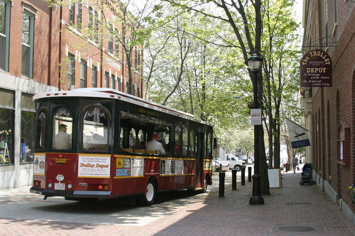 Red-Salem-Trolley-Tour-In-Downtown-Salem