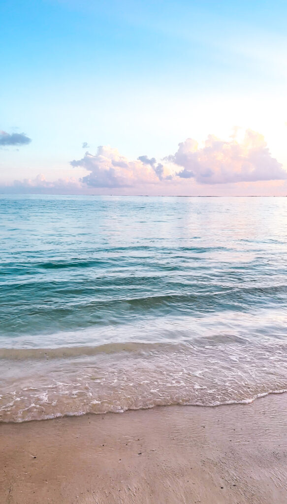 peaceful-sunrise-over-the-ocean-in-hawaii-perfec-location-to-unwind-on-your-beach-vacation