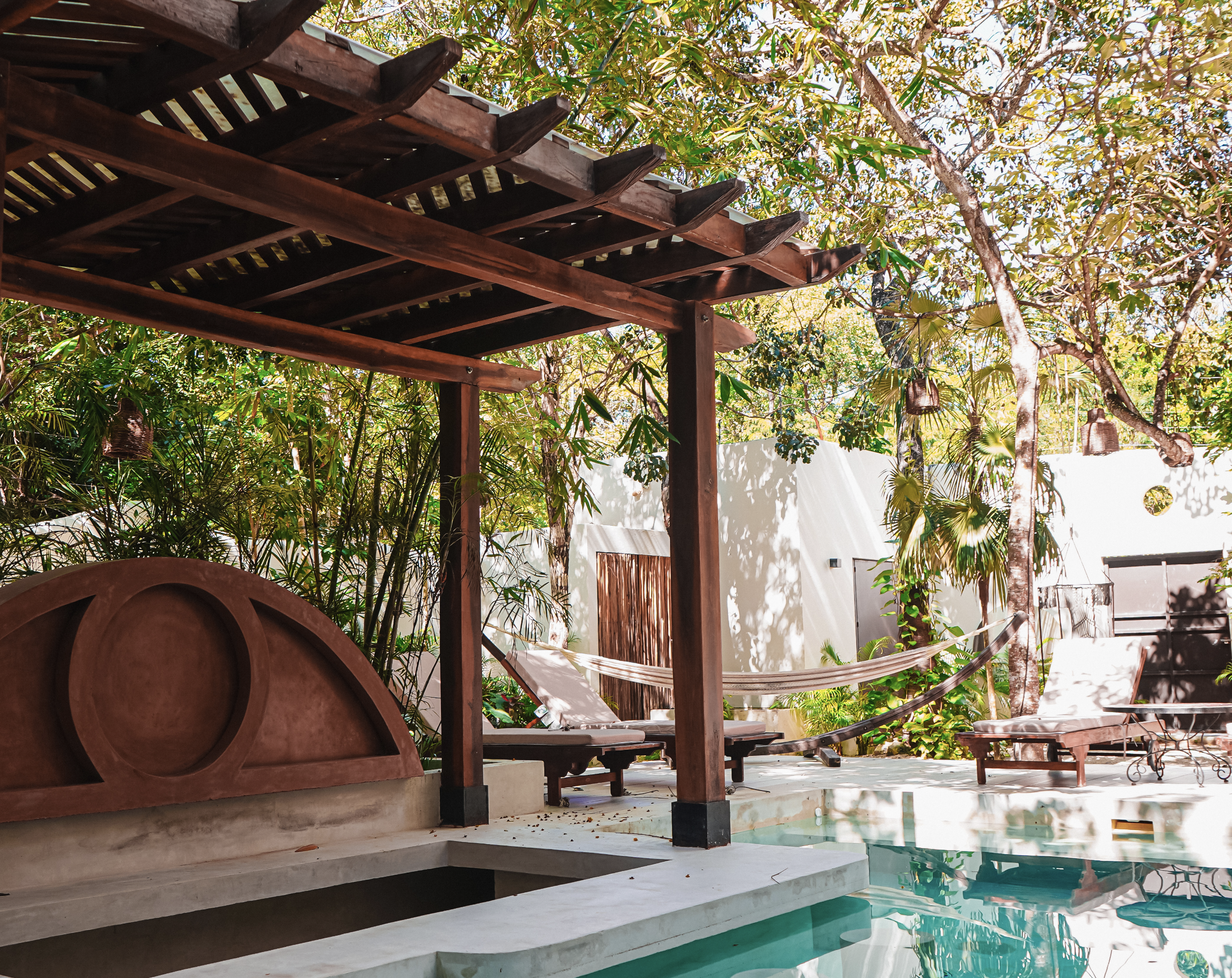 beautiful-Tulum-villa-rental-pool-swim-up-bar-with-eye-backdrop-and-veranda